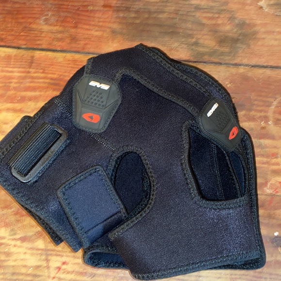 EVS SB05 Dual X Strap Shoulder Brace Size S - Picture 8 of 8